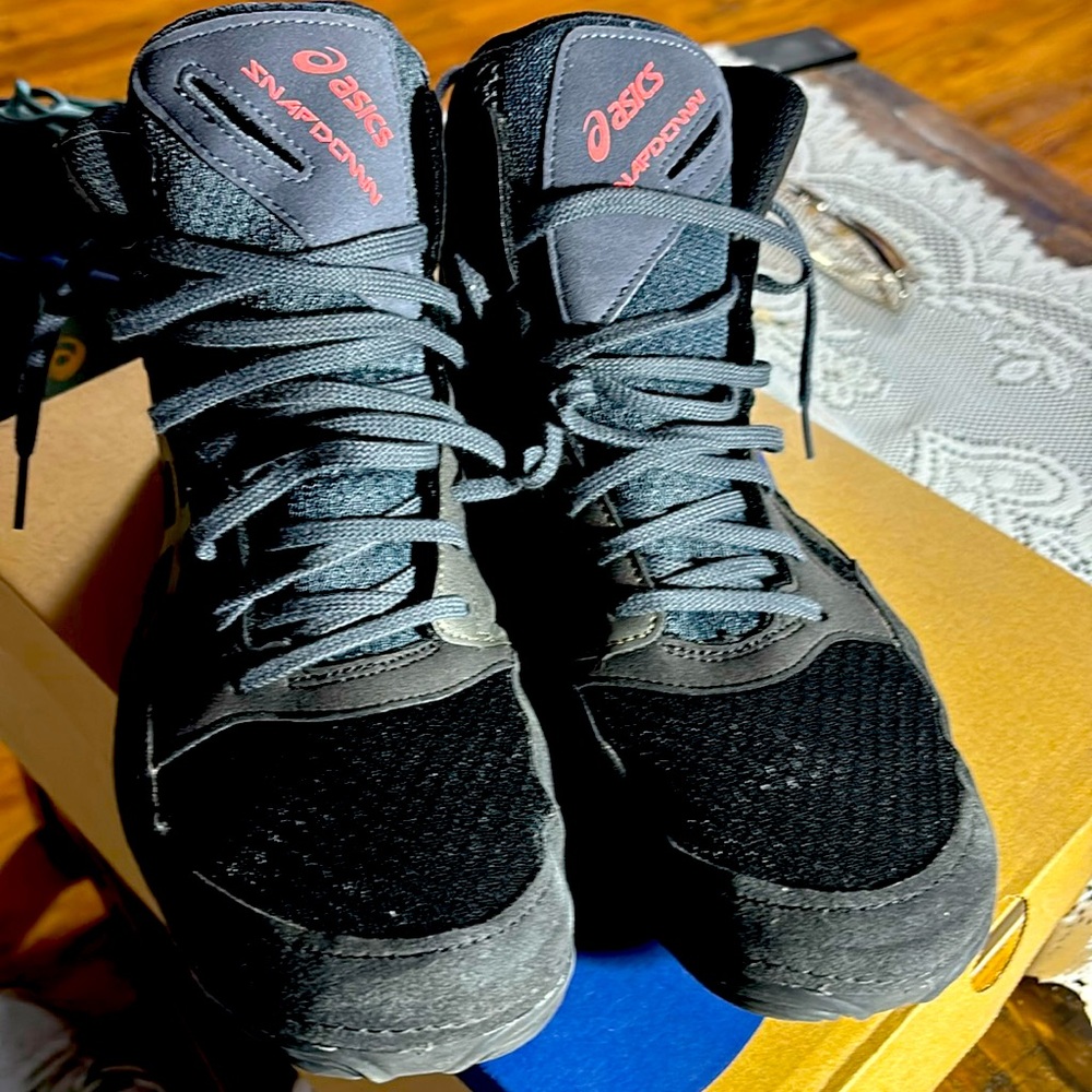 ASICS Men's Black and Gray wrestling Athletic Shoes